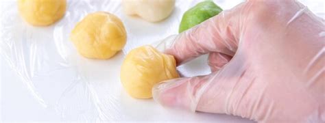 La Mujer Joven Est Haciendo Una Receta Colorida De Pastel De Luna De