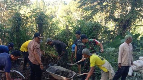 Demi Kenyamanan Saat Lebaran Babinsa Dan Warga Gotong Royong Cor Jalan