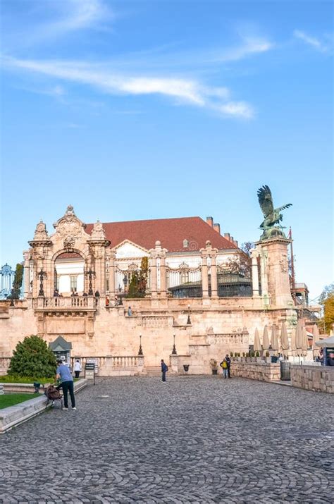 Una Estatua De Una Figura Mitológica En La Colina De Gellert En