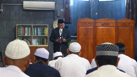 Salat Idul Fitri Di Masjid Taqwa Bupati HSS Juga Terima Tamu