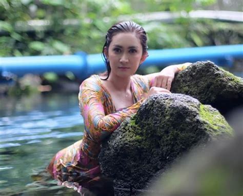 Hot Sexy Nafa Urbach Bikini Pics