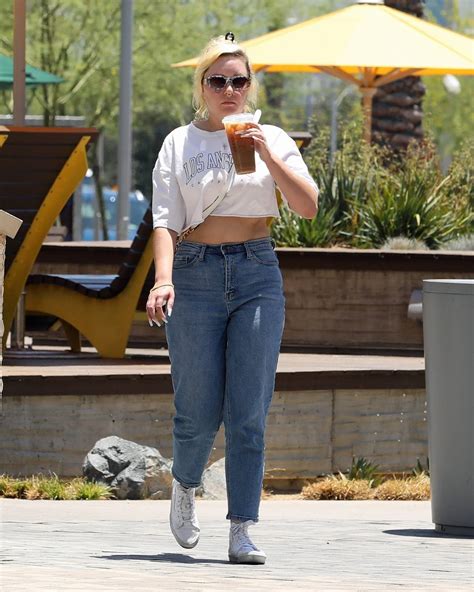 Amanda Bynes - Wearing her engagement ring at Starbucks in Los Angeles ...