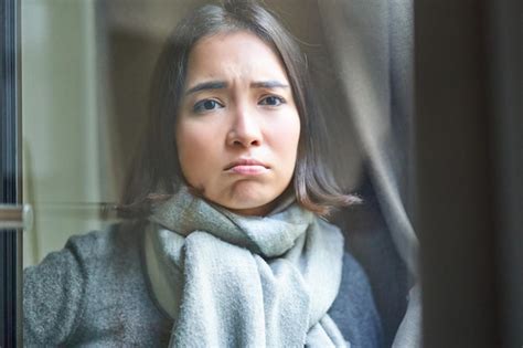 Retrato De Una Triste Mujer Enferma Que Se Queda En Casa Mirando Por La