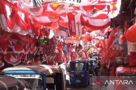 Jelang Hut Ri Penjual Bendera Merah Putih Mulai Marak Di Jatinegara