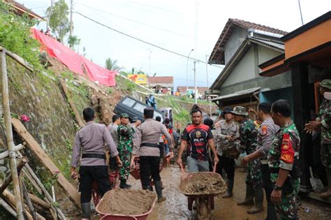 Tanah Longsor Di Kulon Progo Warga Terpaksa Mengungsi