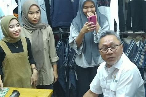 Foto Mendag Zulhas Borong Pakaian Hingga Jutaan Rupiah Di Pasar Tanah