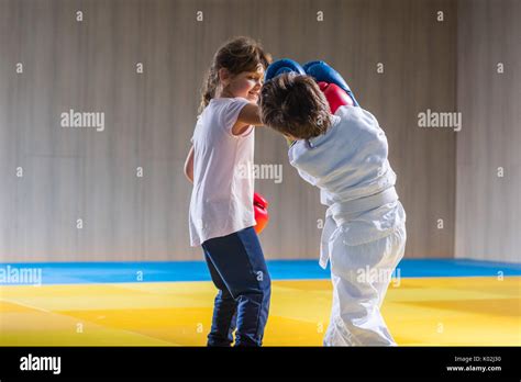 Kids Boxing Hi Res Stock Photography And Images Alamy