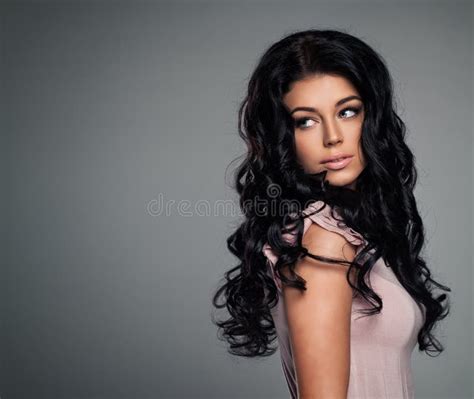 Perfekte Brunette Vorbildliche Frau Mit Make Up Dem Langen Gelockten