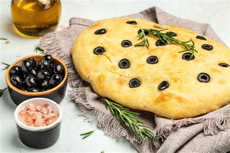 Cerrar La Focaccia Italiana Con Aceitunas Negras Y Romero Fondo De La