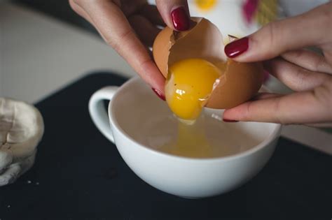 Casser un oeuf pour la cuisson Télécharger des Photos gratuitement