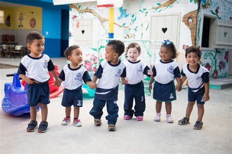 Prefeitura Entrega Kits De Uniforme Para Alunos Da Rede P Blica