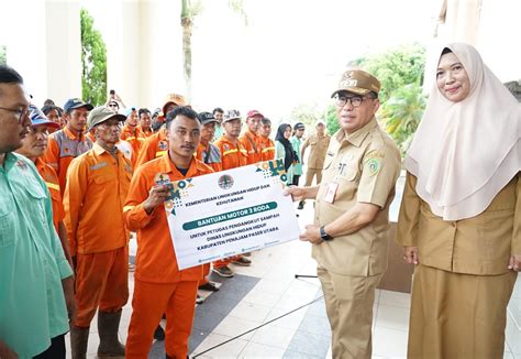 Terima Bantuan Kendaraan Pengangkut Sampah Makmur Marbun Berkomitmen