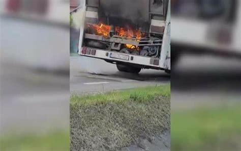 Un autobuz cu navetiști a luat foc în Tecuci În autovehicul se aflau