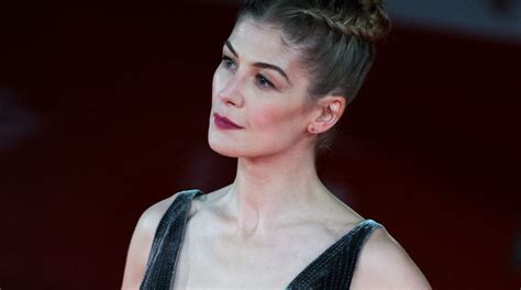 Rosamund Pike On How Male Actors From The Wheel Of Time Dieted For Nude Scene