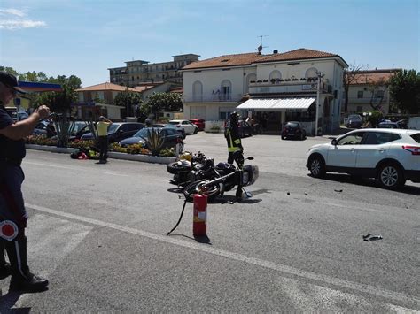 Porto Recanati Scontro Fra Auto E Moto All Incrocio Centuaro Soccorso