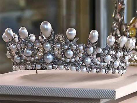 Best 25+ Crown jewels ideas on Pinterest | Crowns, Royal tiaras and ...