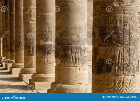 Hieróglifos Esculpidos Em Pilares Em Um Templo Egípcio Foto de Stock