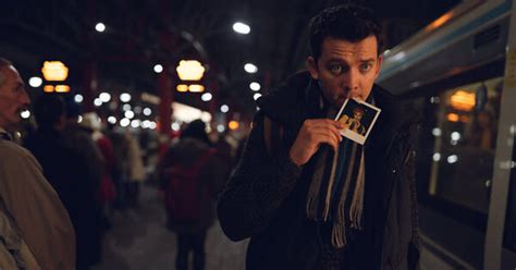 Plongez dans lambiance de Noël avec Asa Butterfield dans Your