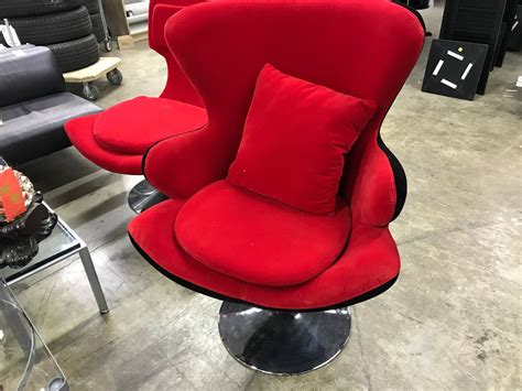 Red And Black Swivel Wing Back Lounge Chair Able Auctions