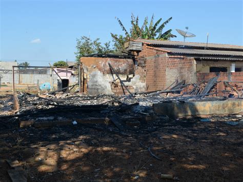 G Casa De Madeira Destru Da Pelo Fogo No Setor Em Vilhena Ro