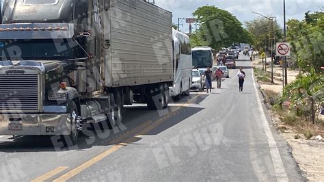 También en Petatlán bloquean la carretera federal para exigir la salida