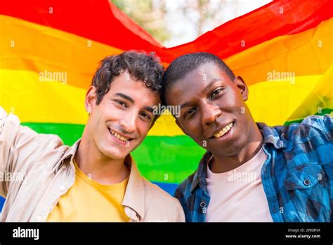 Romantic young gay couple looking Banque de photographies et dimages à