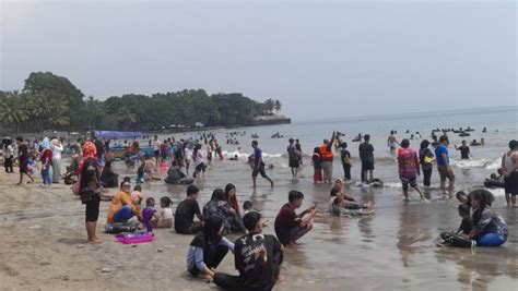 Pantai Anyer Padat Pengunjung Hingga Ribu Wisatawan Daerahkita