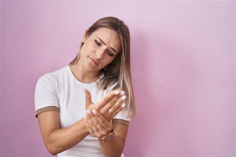 Blonde Caucasienne Femme Debout Sur Fond Rose Souffrir Douleur Sur Les Mains Et Doigts Arthrite