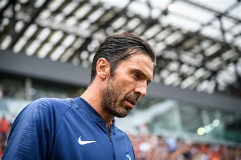 Lenda Do Futebol Italiano Buffon Deve Anunciar Aposentadoria Nos