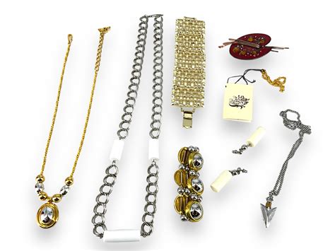 Lot - Fashion Jewelry in Gold and Silver Tones