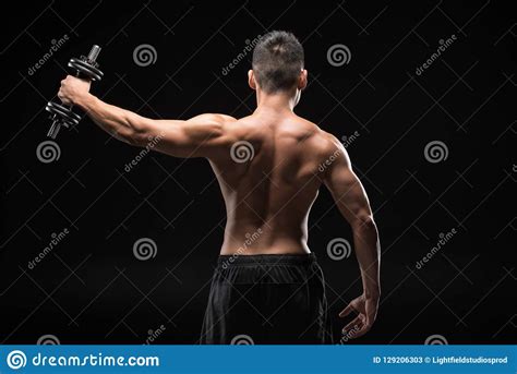 Hombre Muscular Con Pesa De Gimnasia Imagen De Archivo Imagen De