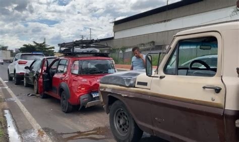 Engavetamento envolve quatro veículos em rodovia de Piracicaba