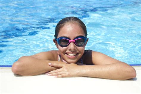 La Belle Fille De L Adolescence Dans La Piscine Regarde L Appareil