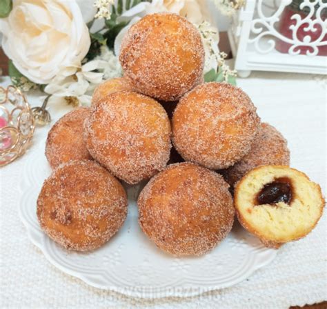 Mini pączki z twarogiem i marmoladą różaną w cynamonowej posypce