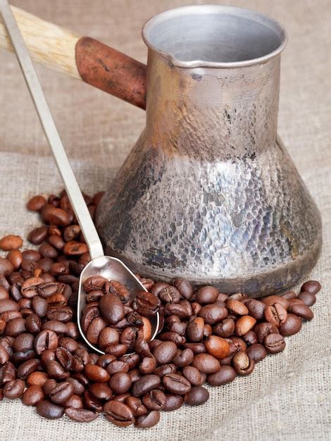 Granos De Caf Tostados Y Olla De Cobre Foto Premium