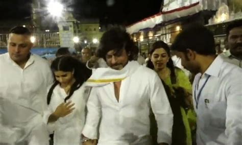 Shah Rukh Khan And Nayanatara Offer Prayers In Tirumala Temple