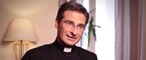 Panique au Vatican un prêtre se revendique Gay JForum