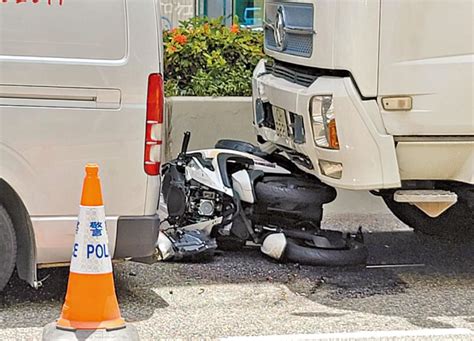 觀塘道三車相撞 電單車捲貨車底 54歲女乘客不治