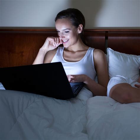 Staring At Computers At Night Is Frying Your Brain Here S One Easy Fix