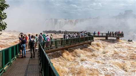 Las Cataratas del Iguazú continúan desbordadas y buscan a un turista