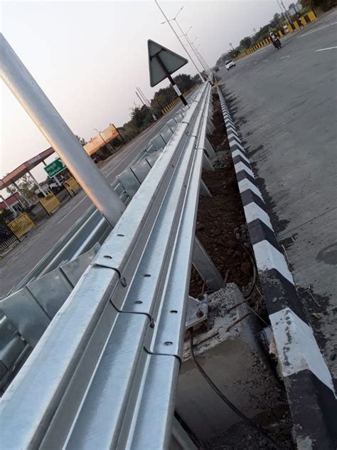 W Type w shape straight Metal Crash Barrier Installation, Size: 3mm 5mm ...