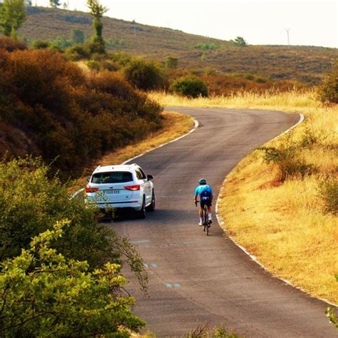 La DGT recuerda cómo adelantar correctamente a un ciclista