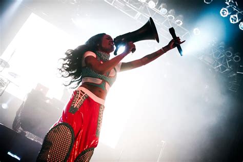 Azealia Banks Shares Screenshots Of Fight With Grimes After Elon Musk S 420 Tweet The Line Of