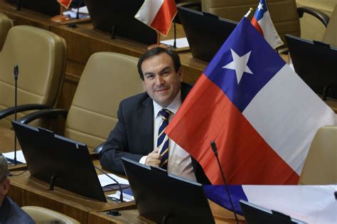 Cámara aprobó proyecto de ley que obliga a entonar el himno nacional e