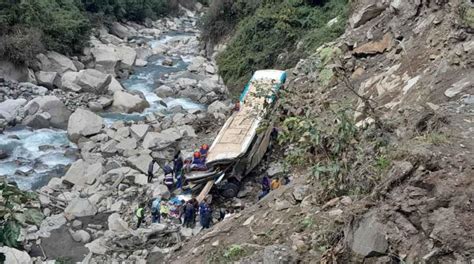 Bus Se Embarranca En La Carretera Apolo La Paz Hay Un Muerto Y Al