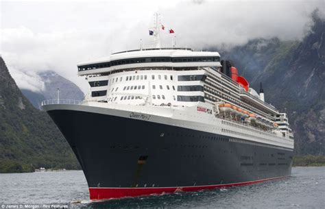 World's largest passenger ship 'Queen Mary 2' sails into New Zealand's ...