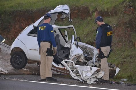 Motorista E Passageira Morrem Em Batida Entre Carro E Caminh O Na Br