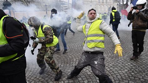 Frankreich Krawalle Bei Gelbwesten Demo In Paris