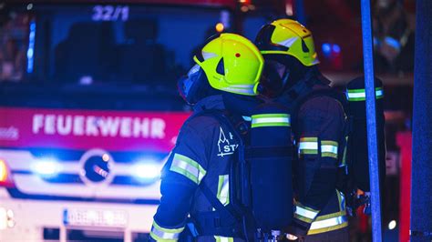 S Derholz Brand In Reihenhaus Bellender Hund Rettet Schlafende