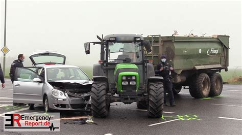 Verkehrsunfall Zwischen Auto Und Traktor Feuerwehr Befreit Fahrerin